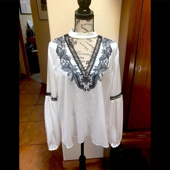 Laundry By Shelli Segal Tops - Laundry Marshmallow Embroidered Top WM 14